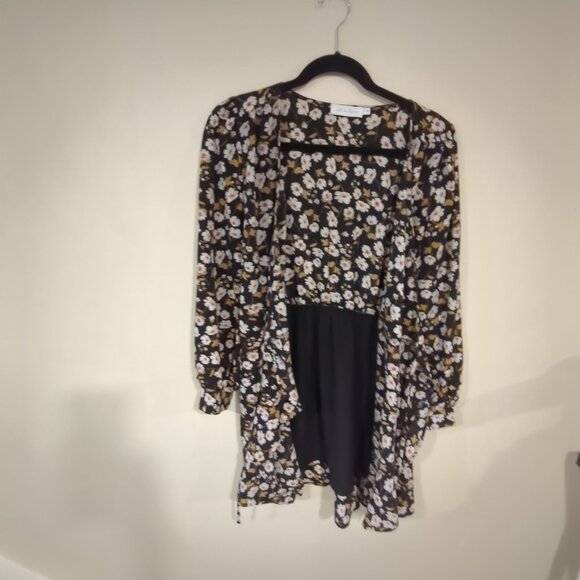 Patterned floral wrap dress with ties & snaps size S, EUC - Picture 4 of 9